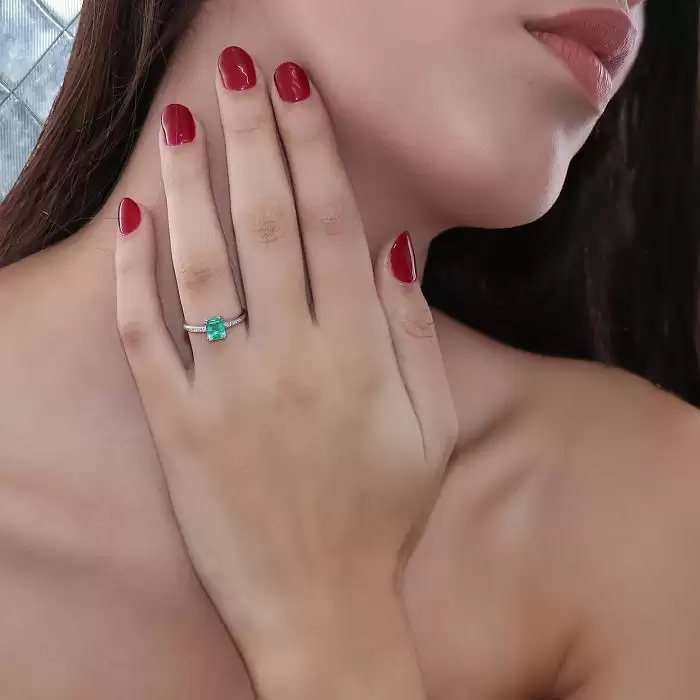 Δαχτυλίδι Λευκόχρυσος Κ18 με Σμαράγδι & Διαμάντια