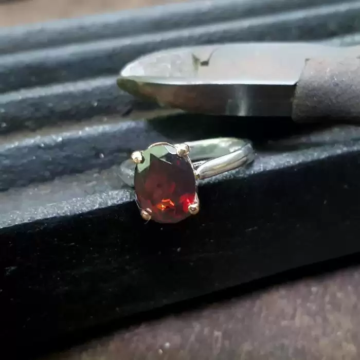 Δαχτυλίδι Λευκόχρυσός & Ροζ Χρυσός Κ18 με Red Garnet