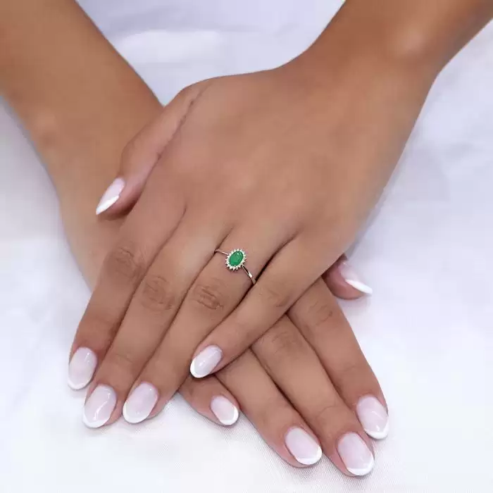 Δαχτυλίδι Λευκόχρυσος Κ18 με Σμαράγδι & Διαμάντια