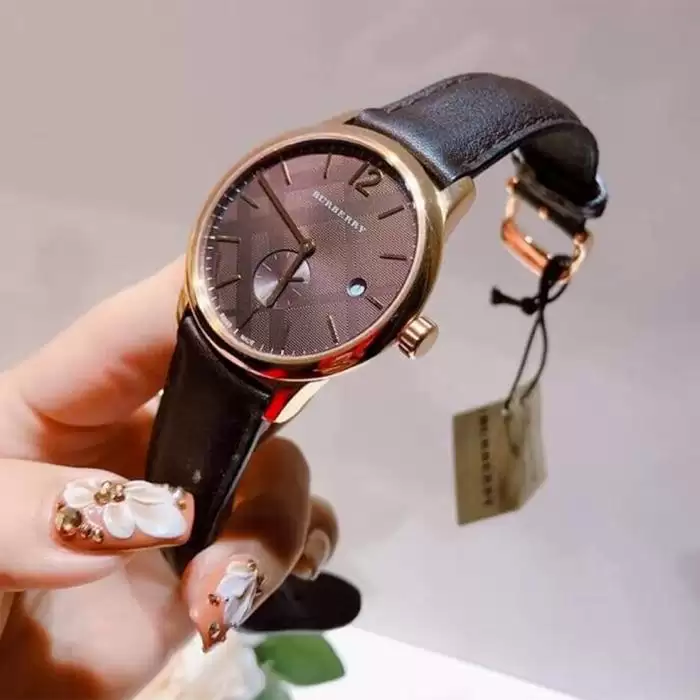 BURBERRY The Classic Round Brown Leather Strap