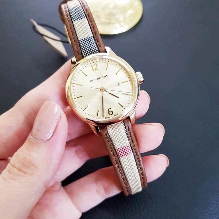 BURBERRY The Classic Round Fabric & Leather Strap