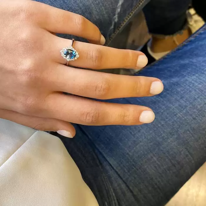 SKU-46885 / Δαχτυλίδι Ροζέτα Λευκόχρυσος Κ18 με London Blue Topaz & Διαμάντια