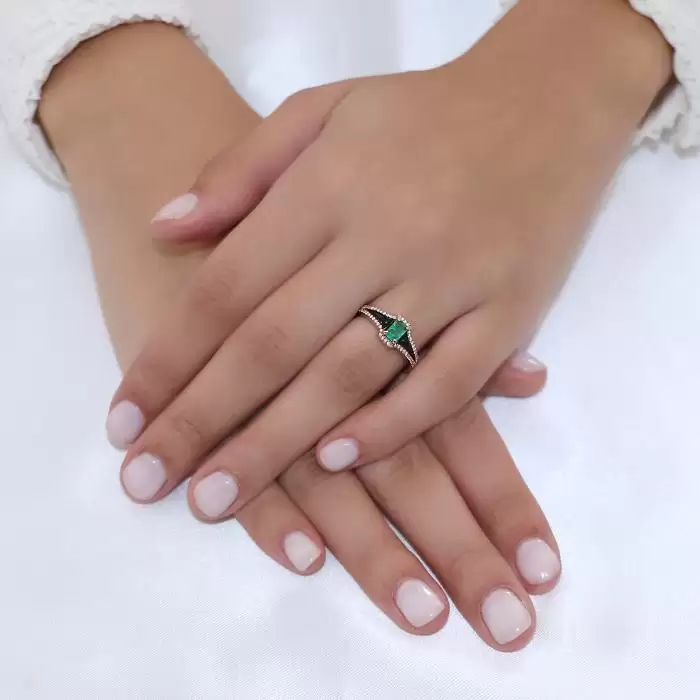 Δαχτυλίδι Ροζ Χρυσός Κ18 με Σμαράγδι, Διαμάντια & μαύρο Σμάλτο.
