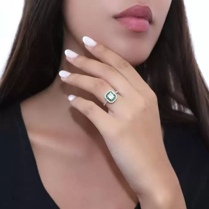 SKU-54069 / Δαχτυλίδι Λευκόχρυσος Κ18 με Σμαράγδια & Διαμάντια