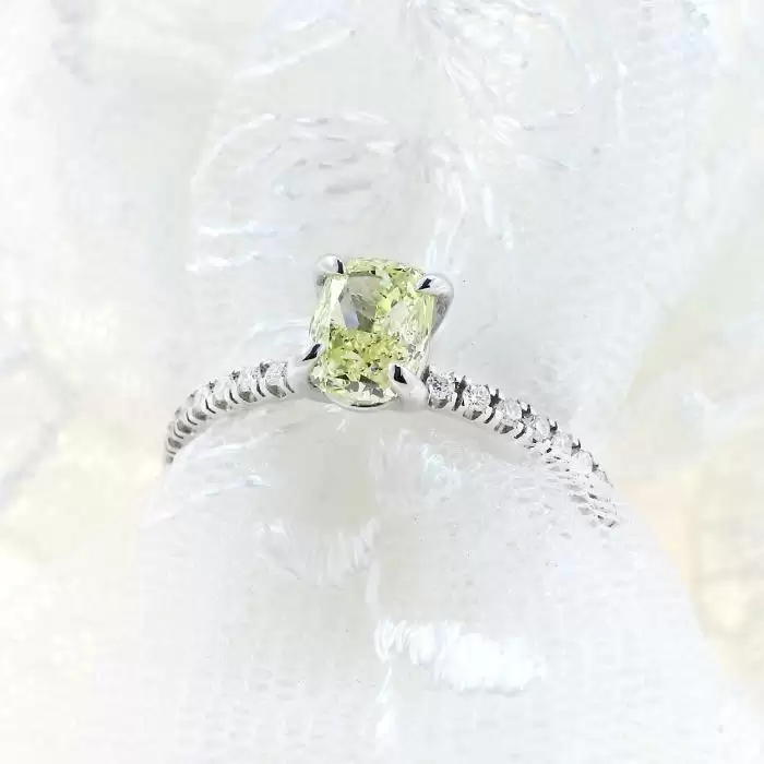 Δαχτυλίδι Λευκόχρυσος Κ18 με Κίτρινο Διαμάντι & Λευκά Διαμάντια