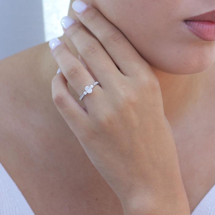 Μονόπετρο Δαχτυλίδι Λευκόχρυσος K18 με Οβάλ Διαμάντι & Πλαϊνά Διαμάντια SKU-79658