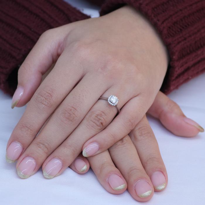 Δαχτυλίδι Ροζέτα με Κεντρικό Διαμάντι Cushion σε Λευκόχρυσο K18 SKU-84153